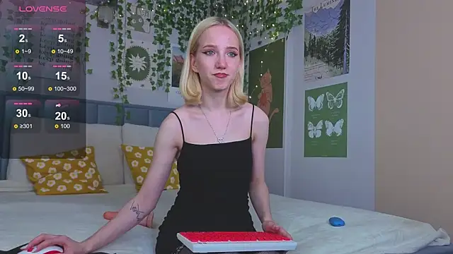 Snapshot of EmmaNovak chatting on October 10, 2025, 12:26 pm EmmaNovak online show from October 10, 2025, 12:26 pm