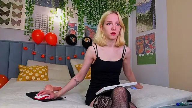 Snapshot of EmmaNovak chatting on October 22, 2025, 12:27 pm EmmaNovak online show from October 22, 2025, 12:27 pm