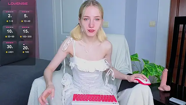 Snapshot of EmmaNovak chatting on November 15, 2025, 12:23 pm EmmaNovak online show from November 15, 2025, 12:23 pm