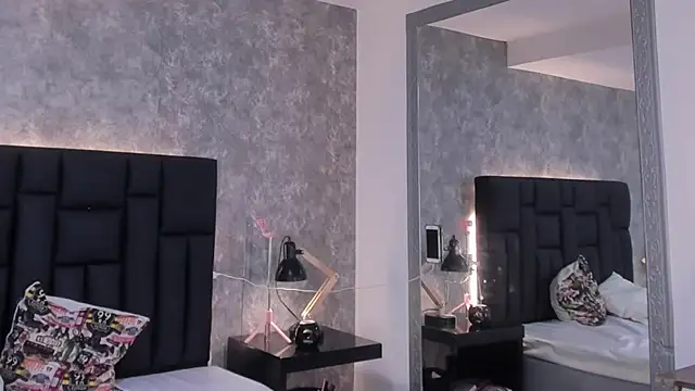 crystaldarliing online show from November 17, 2025, 6:03 pm