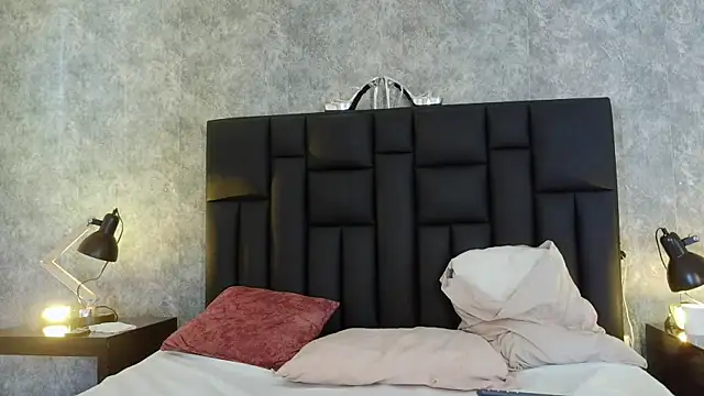 crystaldarliing online show from April 30, 2026, 4:57 pm