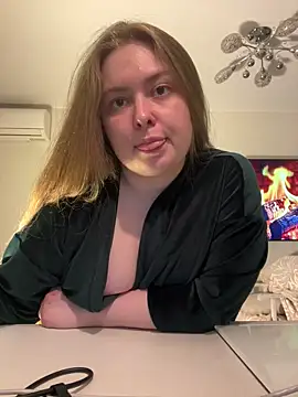 DeniMilkyyyyy online show from May 20, 2026, 5:19 pm