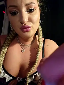 Snapshot of Blondie_Sasha chatting on October 3, 2025, 6:16 pm Blondie Sasha online show from October 3, 2025, 6:16 pm