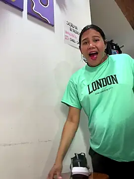 Snapshot of burbuja02 chatting on December 14, 2025, 2:33 pm burbuja02 online show from December 14, 2025, 2:33 pm