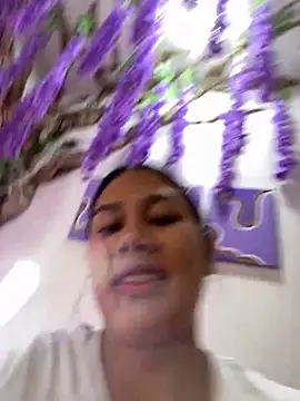 Snapshot of burbuja02 chatting on December 19, 2025, 2:24 pm burbuja02 online show from December 19, 2025, 2:24 pm