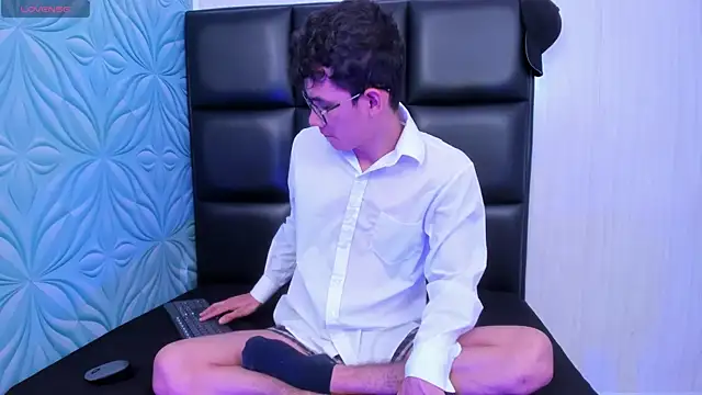 Snapshot of LittleMax23 chatting on September 17, 2025, 12:07 pm LittleMax23 online show from September 17, 2025, 12:07 pm