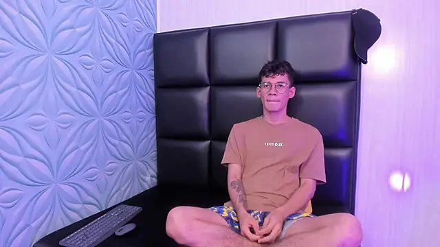 Snapshot of LittleMax23 chatting on October 2, 2025, 12:01 pm LittleMax23 online show from October 2, 2025, 12:01 pm