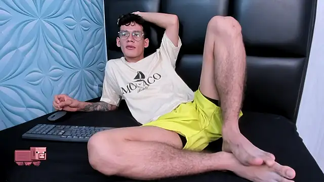 Snapshot of LittleMax23 chatting on October 8, 2025, 12:58 pm LittleMax23 online show from October 8, 2025, 12:58 pm