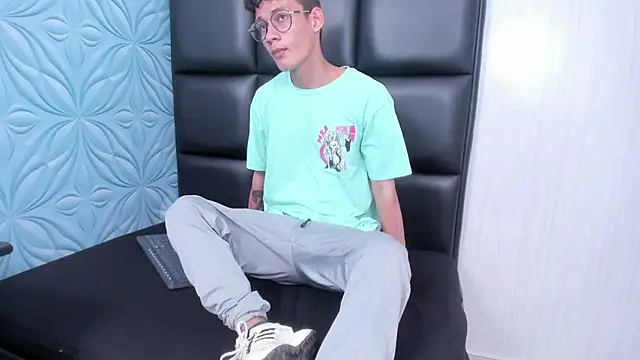 Snapshot of LittleMax23 chatting on November 22, 2025, 1:32 pm LittleMax23 online show from November 22, 2025, 1:32 pm