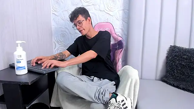 Snapshot of LittleMax23 chatting on November 26, 2025, 1:23 pm LittleMax23 online show from November 26, 2025, 1:23 pm