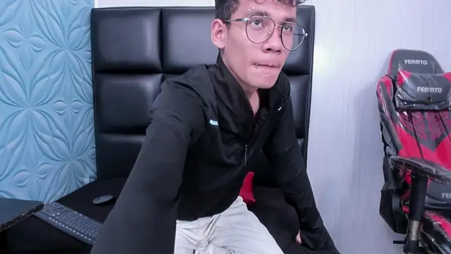 Snapshot of LittleMax23 chatting on November 30, 2025, 12:53 pm LittleMax23 online show from November 30, 2025, 12:53 pm