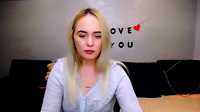 Snapshot of LiluMoon__ chatting on April 9, 2026, 4:23 pm LiluMoon online show from April 9, 2026, 4:23 pm