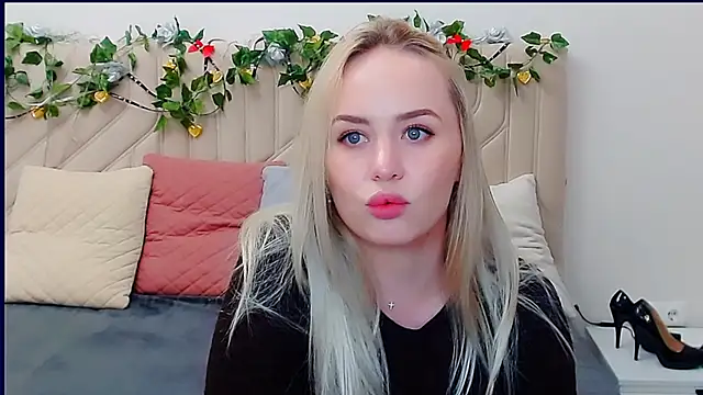 Snapshot of LiluMoon__ chatting on April 17, 2026, 4:43 pm LiluMoon online show from April 17, 2026, 4:43 pm