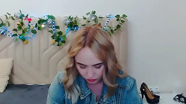 Snapshot of LiluMoon__ chatting on April 29, 2026, 4:33 pm LiluMoon online show from April 29, 2026, 4:33 pm