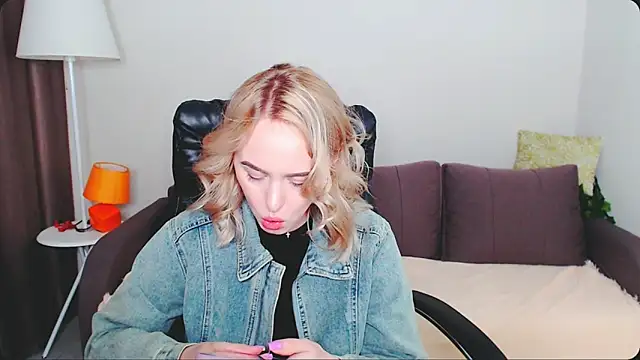 Snapshot of LiluMoon__ chatting on May 1, 2026, 4:11 pm LiluMoon online show from May 1, 2026, 4:11 pm