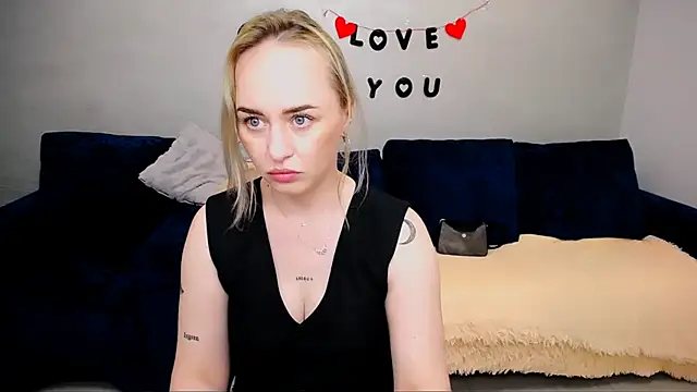 Snapshot of LiluMoon__ chatting on May 9, 2026, 12:43 pm LiluMoon online show from May 9, 2026, 12:43 pm