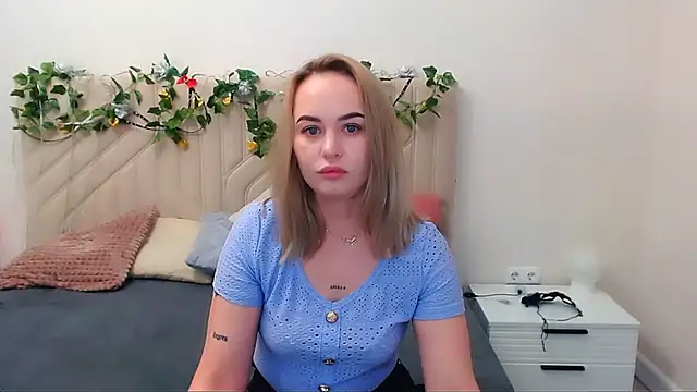 Snapshot of LiluMoon__ chatting on May 14, 2026, 11:28 am LiluMoon online show from May 14, 2026, 11:28 am