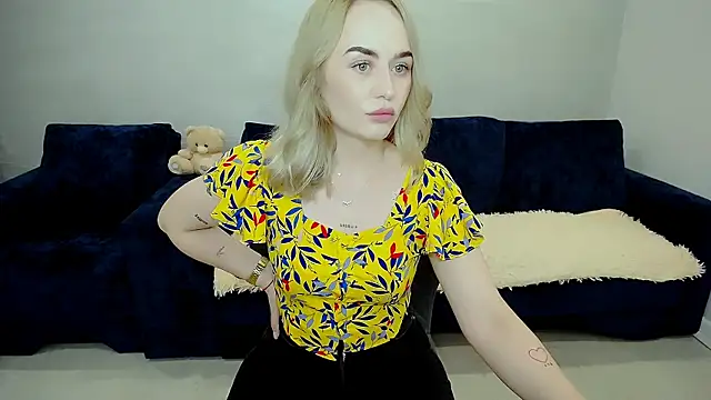 LiluMoon   online show from May 18, 2026, 11:27 am