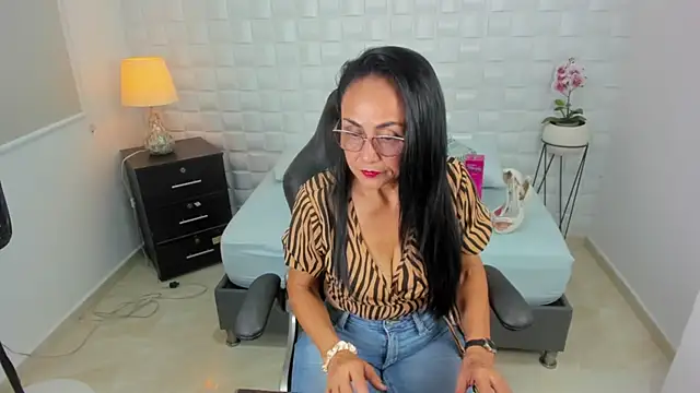 yulitza1025 online show from September 29, 2025, 12:21 pm