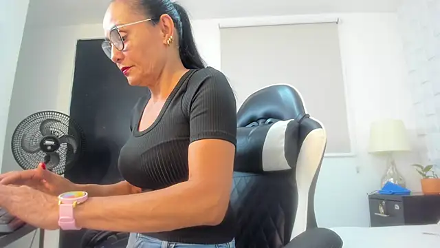 yulitza1025 online show from March 9, 2026, 12:20 pm