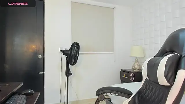 yulitza1025 online show from March 13, 2026, 1:07 pm