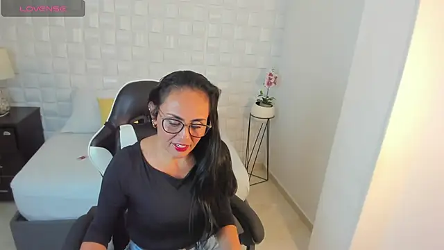 yulitza1025 online show from March 14, 2026, 12:10 pm