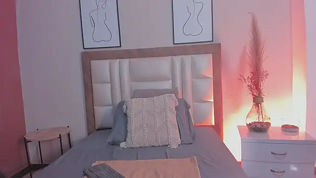 SamantaVee online show from September 10, 2025, 11:54 am