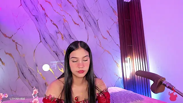 Emmiicute online show from May 1, 2026, 8:35 pm