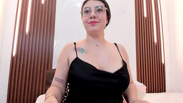 Snapshot of CarolinaMejia chatting on December 3, 2025, 4:05 pm CarolinaMejia online show from December 3, 2025, 4:05 pm