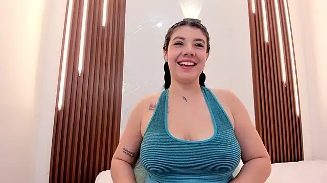 Snapshot of CarolinaMejia chatting on December 16, 2025, 5:18 pm CarolinaMejia online show from December 16, 2025, 5:18 pm