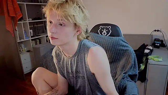 Snapshot of Your_avatar chatting on October 10, 2025, 12:59 pm Your avatar online show from October 10, 2025, 12:59 pm