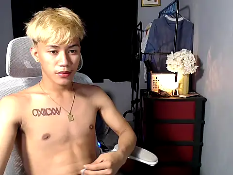 Snapshot of naughtyboyloy_0 chatting on December 15, 2025, 2:32 pm naughtyboyloy 0 online show from December 15, 2025, 2:32 pm