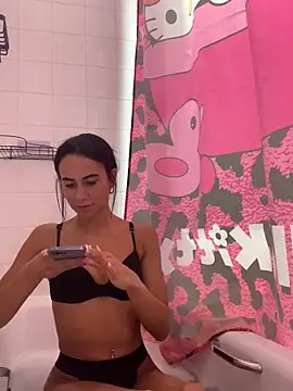 itsyourgirltee online show from October 29, 2025, 7:59 pm