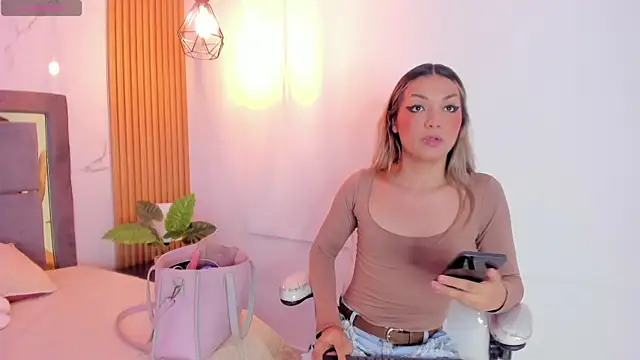 Snapshot of Doll_Isa_ chatting on April 4, 2026, 8:28 pm Doll Isa online show from April 4, 2026, 8:28 pm