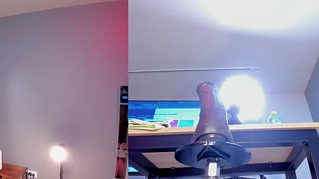 Laraebony  online show from April 21, 2026, 11:16 am