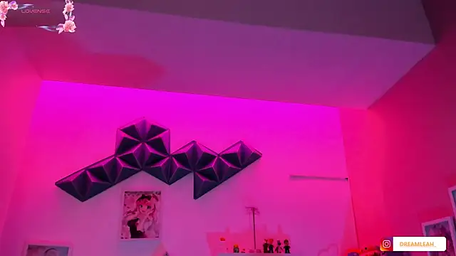 dreamleah  online show from July 25, 2026, 9:34 pm
