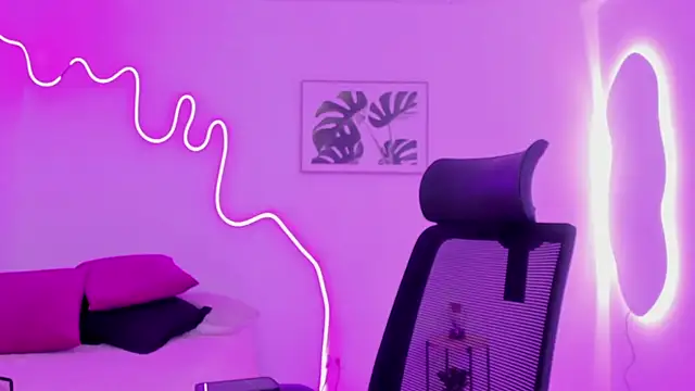 Snapshot of Cherrydollxx chatting on October 7, 2025, 11:40 am Cherrydollxx online show from October 7, 2025, 11:40 am