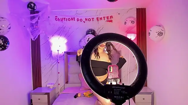 Snapshot of Lizeth_Salazar chatting on October 4, 2025, 12:03 pm Lizeth Salazar online show from October 4, 2025, 12:03 pm