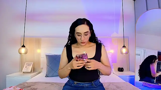 Snapshot of alehia_cute chatting on November 18, 2025, 10:14 pm alehia cute online show from November 18, 2025, 10:14 pm