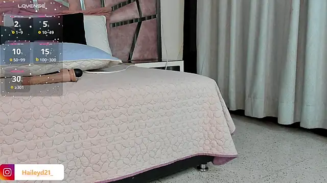 Snapshot of HaileyDuke chatting on September 22, 2025, 5:37 pm HaileyDuke online show from September 22, 2025, 5:37 pm