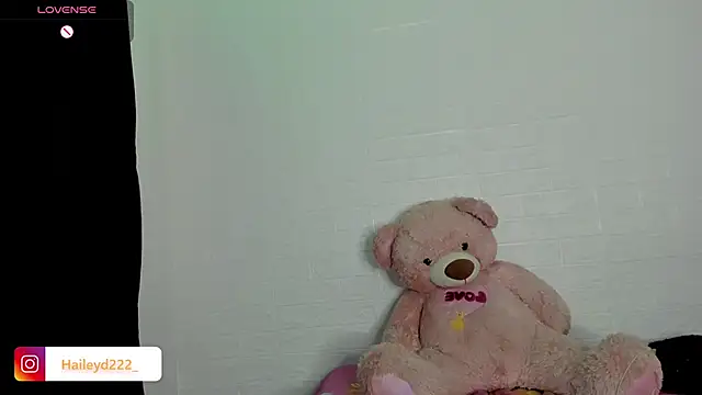 HaileyDuke online show from April 28, 2026, 2:27 am