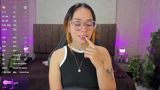 LanaMills  online show from September 14, 2025, 4:55 am