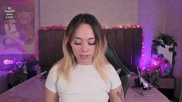 LanaMills  online show from July 10, 2026, 3:33 am