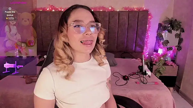 LanaMills  online show from July 28, 2026, 4:52 am