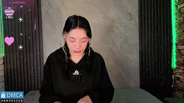 stepha   online show from December 15, 2025, 12:09 pm