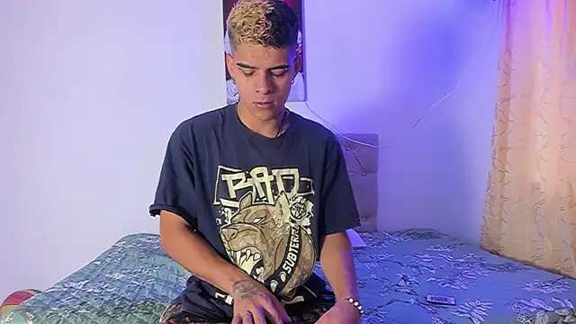 Snapshot of wyatt_3 chatting on September 19, 2025, 11:22 am wyatt 3 online show from September 19, 2025, 11:22 am