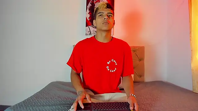 Snapshot of wyatt_3 chatting on September 27, 2025, 12:54 pm wyatt 3 online show from September 27, 2025, 12:54 pm