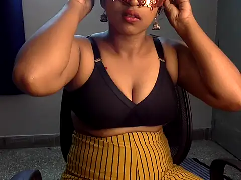 Snapshot of Hot-Honey20 chatting on October 24, 2025, 12:56 pm Hot-Honey20 online show from October 24, 2025, 12:56 pm