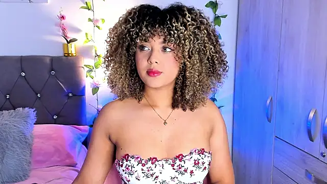 isajonnes18 online show from October 6, 2025, 9:45 pm