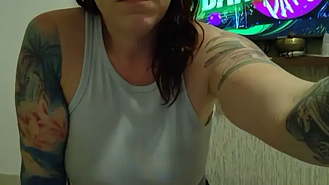 Snapshot of Island_Siren chatting on October 17, 2025, 9:39 pm Island Siren online show from October 17, 2025, 9:39 pm